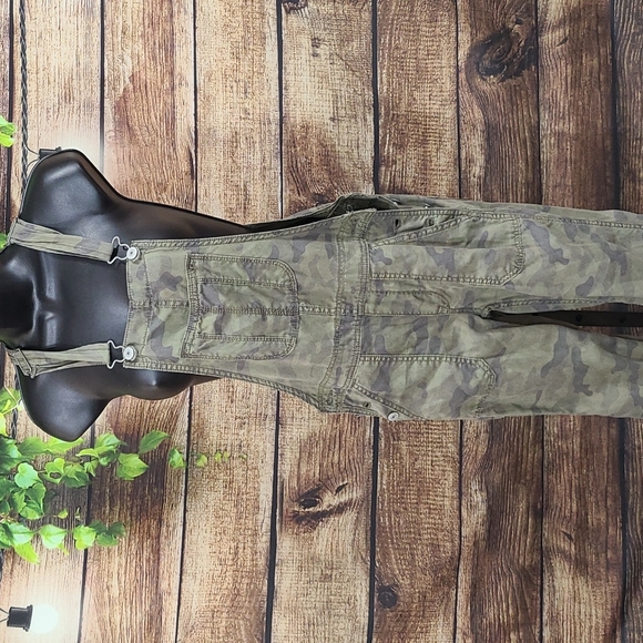 AEO Camo Tomgirl Overalls - Picture 5 of 13